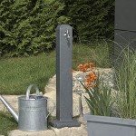 Wasserzapfstelle anthrazit Wasserentnahmestelle Poller black granit aus hochwertigem Kunststoff mit Wasserhahn. Die Wasserzufuhr erfolgt über ein handelsübliches Schlauchstecksystem auf der Rückseite